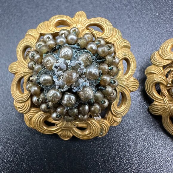 VINTAGE SIGNED MIRIAM HASKELL GOLD PLATED FAUX PEARLS FLOWER CLIP ON EARRINGS - Picture 2 of 13